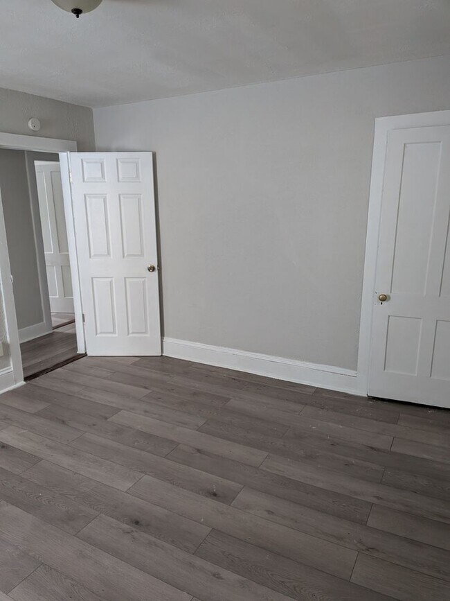 Building Photo - 921-923-923 Lonergan Pl