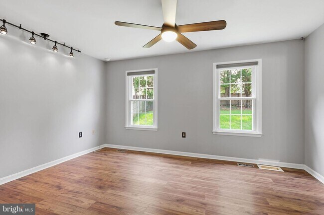 Building Photo - 7690 Green Garland Dr