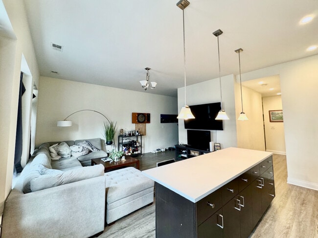 Building Photo - 1750 W North Ave