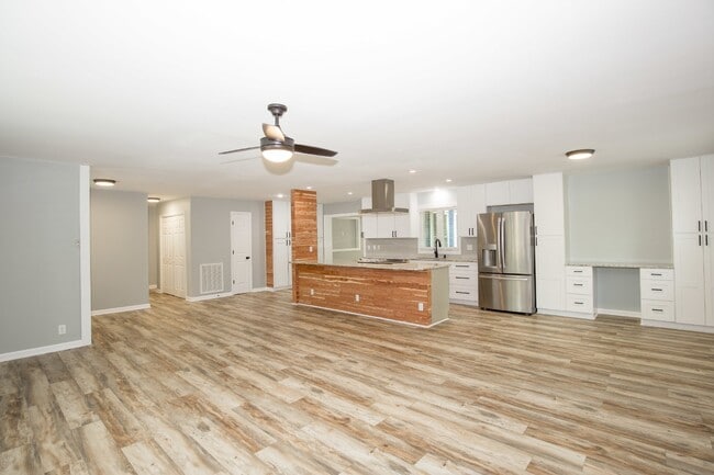 Building Photo - Gorgeous Fully Renovated 3 bedroom home in the Heart of Whispering Pines