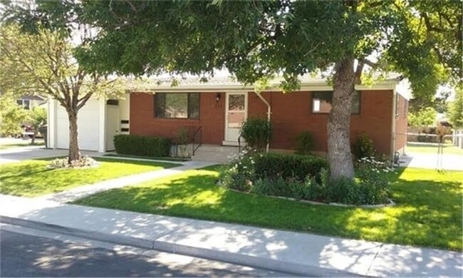 Building Photo - 221 200 E