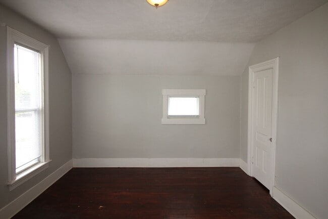 Building Photo - 4 Bedroom Home on West Side!