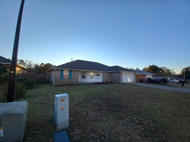 Building Photo - Large 3/2 Family Home that is Conveniently located off Blue Angel PKWY