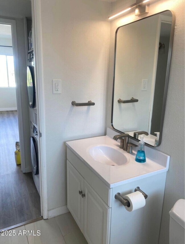 Building Photo - 353 E Thomas Rd