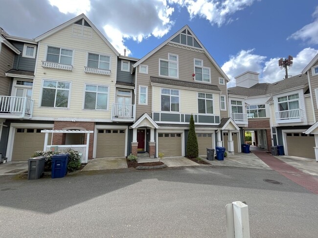Primary Photo - Huge, Updated 2 bed 2.5 bath Issaquah High...