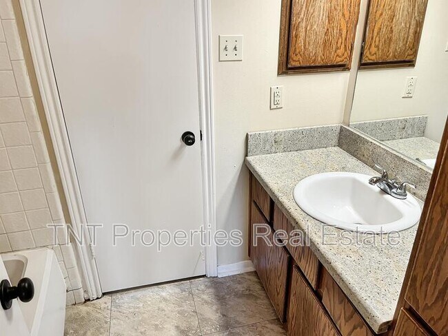 Building Photo - 1811 Woodsman Dr