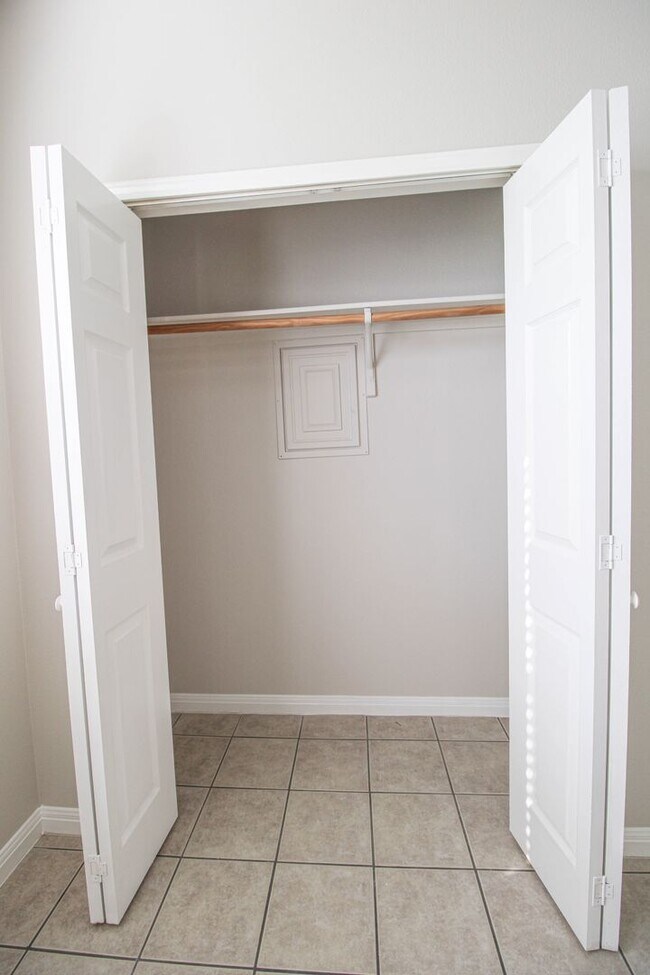 Building Photo - 530 Dukeway Dr