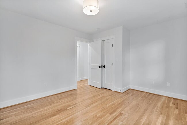 Building Photo - "Luxurious 6-Bed, 6-Bath Arlington Retreat...