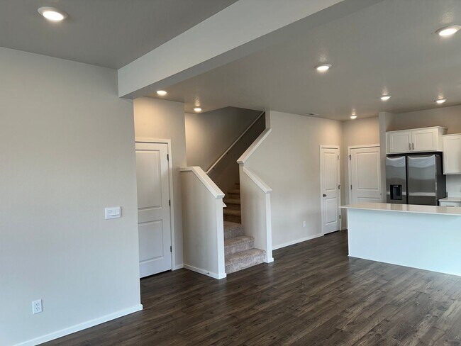 Building Photo - 4 bedroom 2.5 bathroom home!