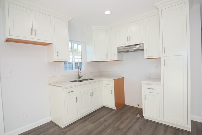 Building Photo - 1231 E 53rd St