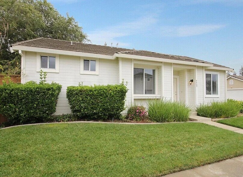 Building Photo - 9409 Laguna Pointe Way