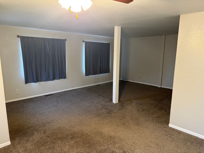 Building Photo - Centrally Located Three-Bedroom, One-Bathr...