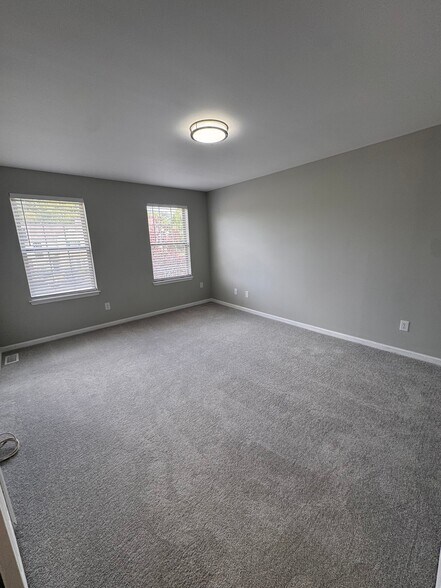 Building Photo - 73 Village Dr