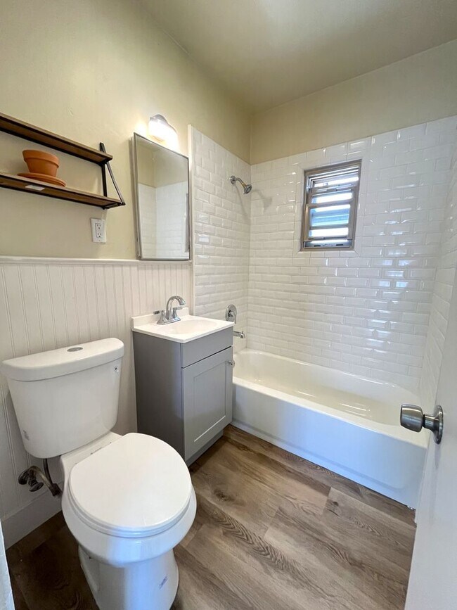 Building Photo - Just Listed! 1B/1B Newly Remodeled Unit