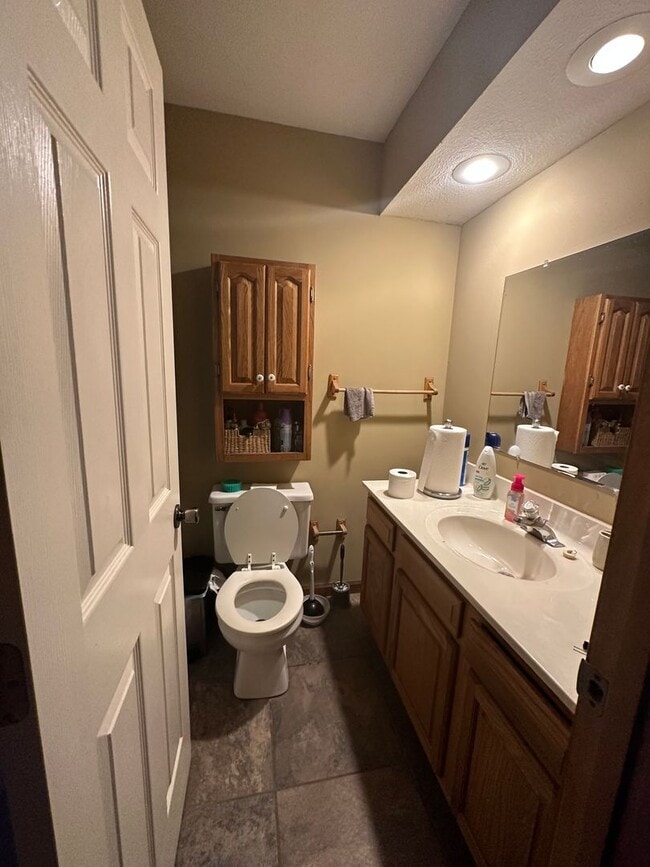 Building Photo - 2 bedroom 2 bath home west side springfiel...