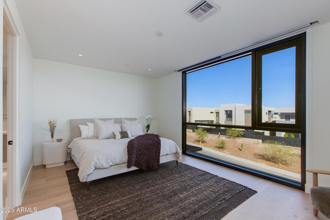 Building Photo - 5000 N Camelback Rdg Dr