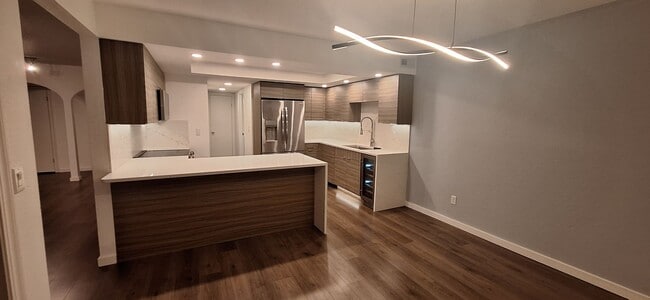 Building Photo - Luxurious 2-Bed, 2-Bath Condo with Spectacular Views and Designer Upgrades in Kirkland!!