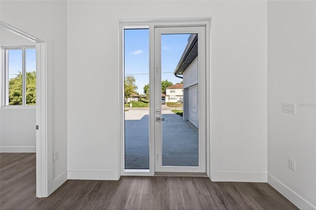 Building Photo - 511 Sweetwater Dr