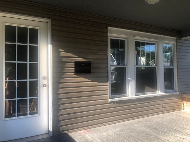 Building Photo - 600 E 1st St