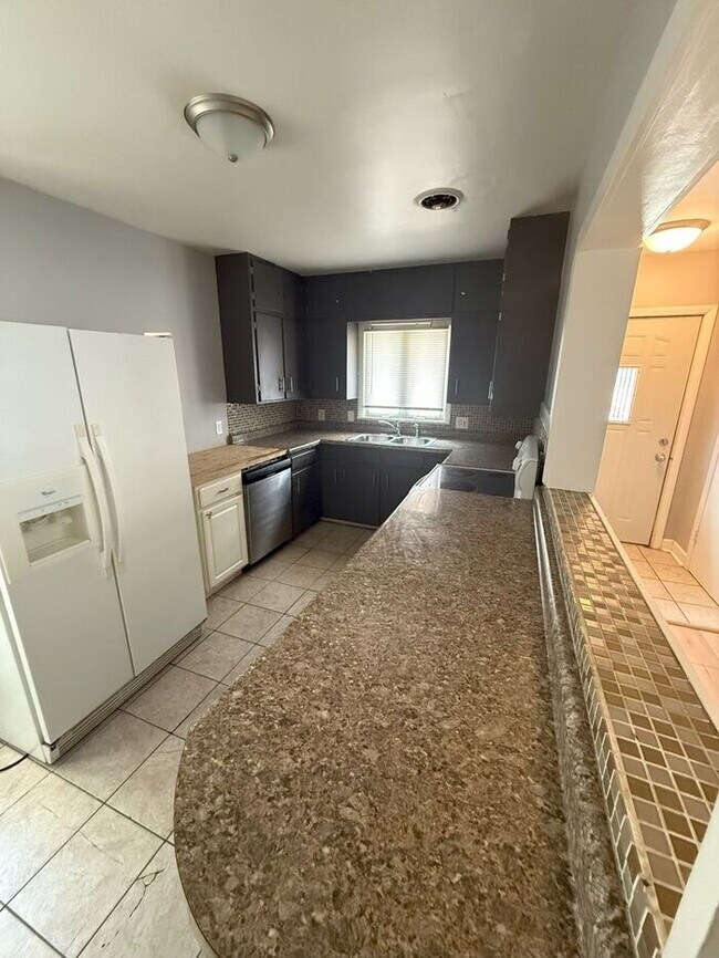 Building Photo - SPACIOUS 3 BR HOME HUGE BACKYARD