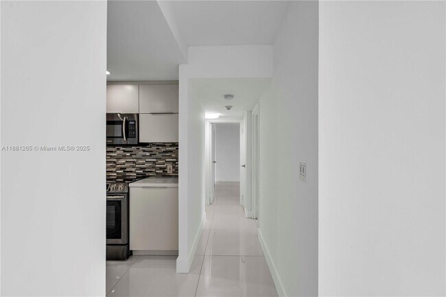 Building Photo - 100 Bayview Dr