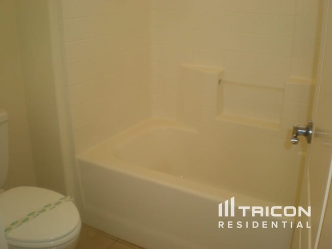 Building Photo - 15613 N Poppy St