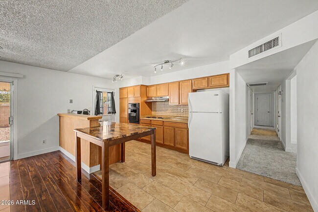Building Photo - 1623 E Del Rio Dr