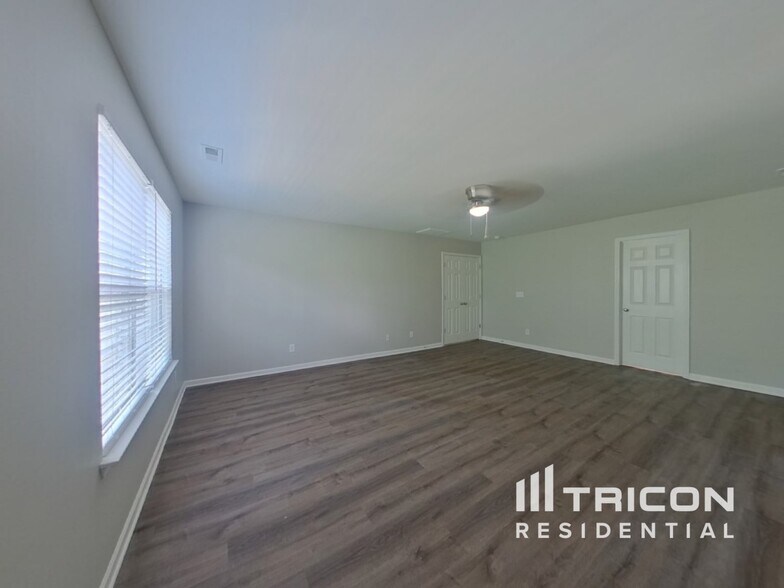 Building Photo - 11035 Elven Dr