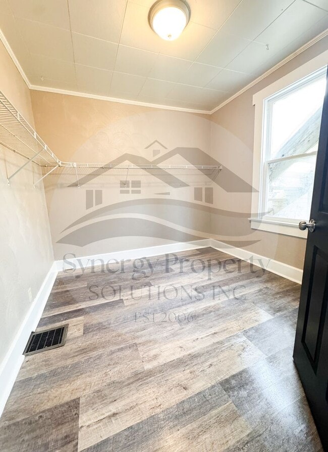 Building Photo - Martha Ave 23 - 23 1/2