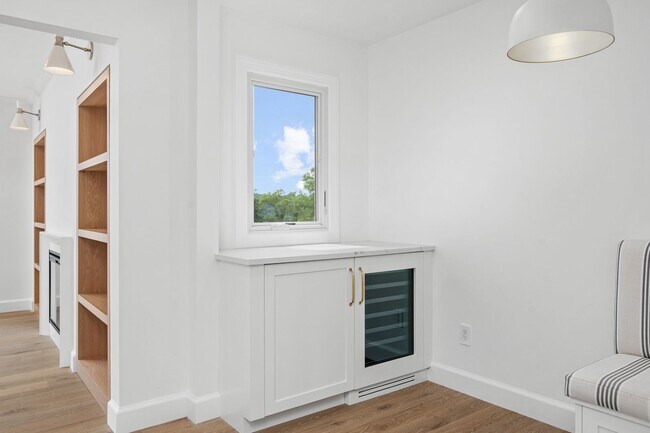 Building Photo - Spacious 3 Bed, 3 Bath