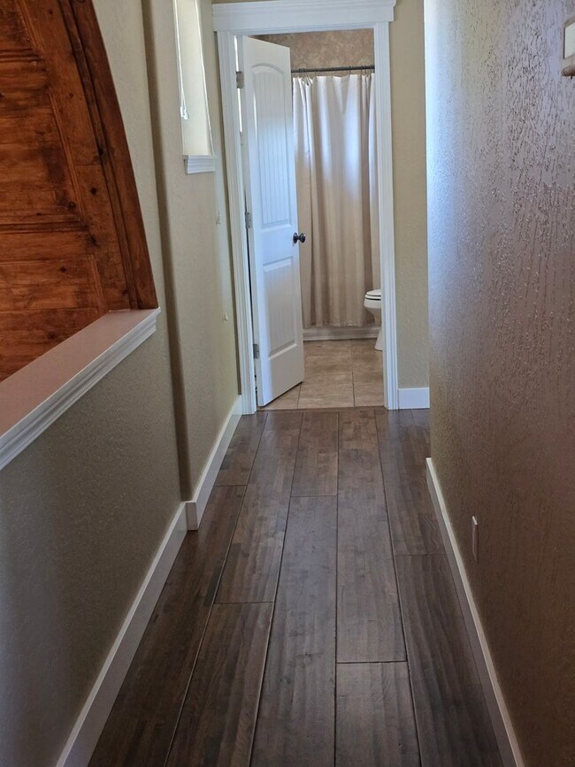 Building Photo - 3 bed 2.5 bath  Home for Rent in Grants Pass