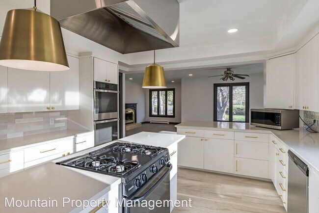Building Photo - 10 br, 11 bath House - Employee Housing Op...