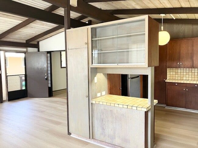 Building Photo - Spacious Single Family Home in Waialae-Kahala, $4,500-3 bedroom & Den, 2-bath