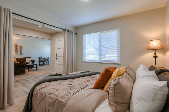 Building Photo - 546 Woodstock Way