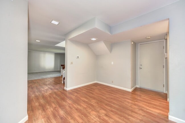 Building Photo - STUNNING 4BD / 2.5BTH SINGLE FAMILY RIGHT ...