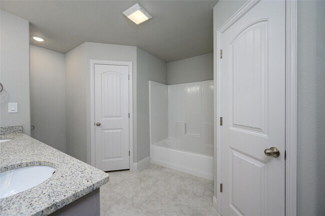 Building Photo - 2801 Tulip Dr
