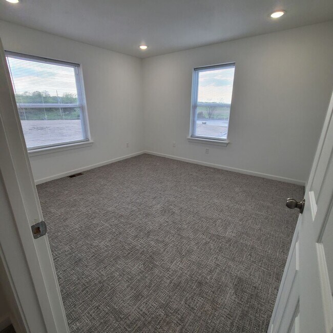 Building Photo - Townhomes Now Available in Strafford MO!