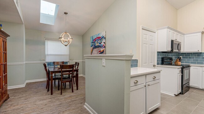 Building Photo - 3 bedroom 2 bathroom house in Chelsea Park - Mt.Pleasant