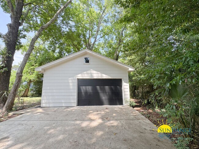 Building Photo - Fully renovated 3 Bedroom Home in Fort Wal...