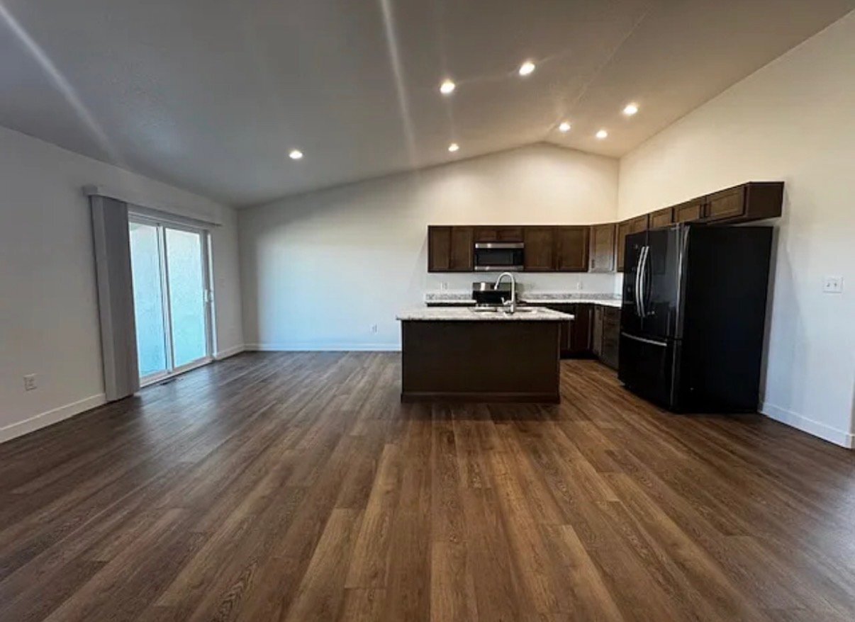 Building Photo - 719 S Bellflower Dr