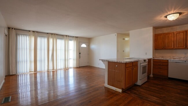 Building Photo - Comfort & Convenience: 3BR Home with Garage, RV Parking, and Flex Room