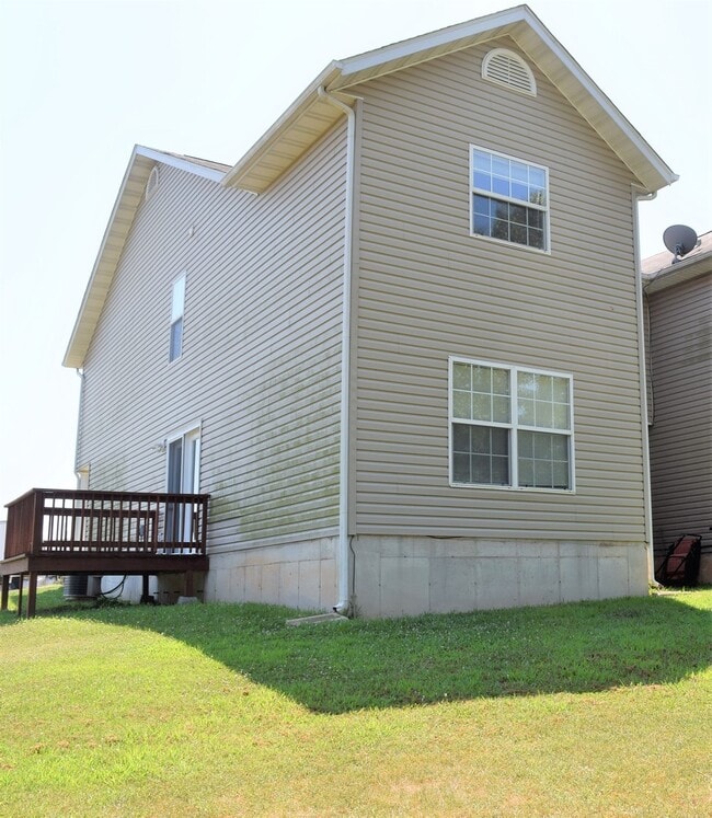 Building Photo - Spacious & Convenient Living in Shady Oaks!