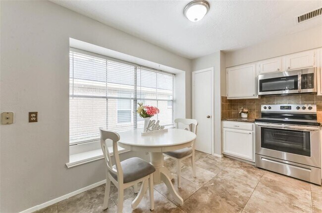 Building Photo - 5701 Village Arbour Dr