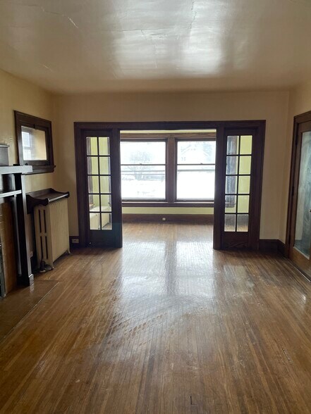 Living room - 414 Floyd St