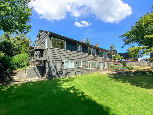 Building Photo - Stunning Mid-Century Home with Spectacular Southerly Views in Sought-After Terwilliger Heights!