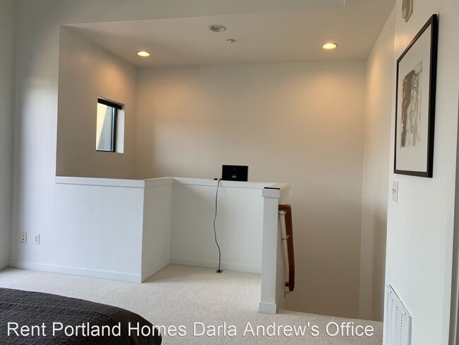 Building Photo - 1636 NW Riverscape St