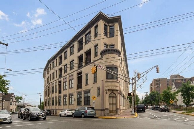 Building Photo - 564 Gregory Ave