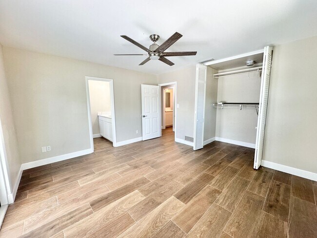 Building Photo - ** CENTRAL NAPLES **4 BED / 2 BATH ** POOL...