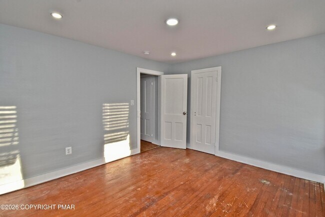 Building Photo - 198 Grove St