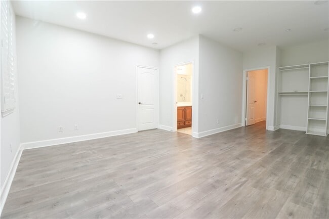 Building Photo - 2850 N Stone Pine Glen